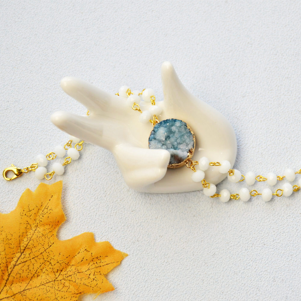 Браслет из белых стеклянных бусин с друзовым агатом-6