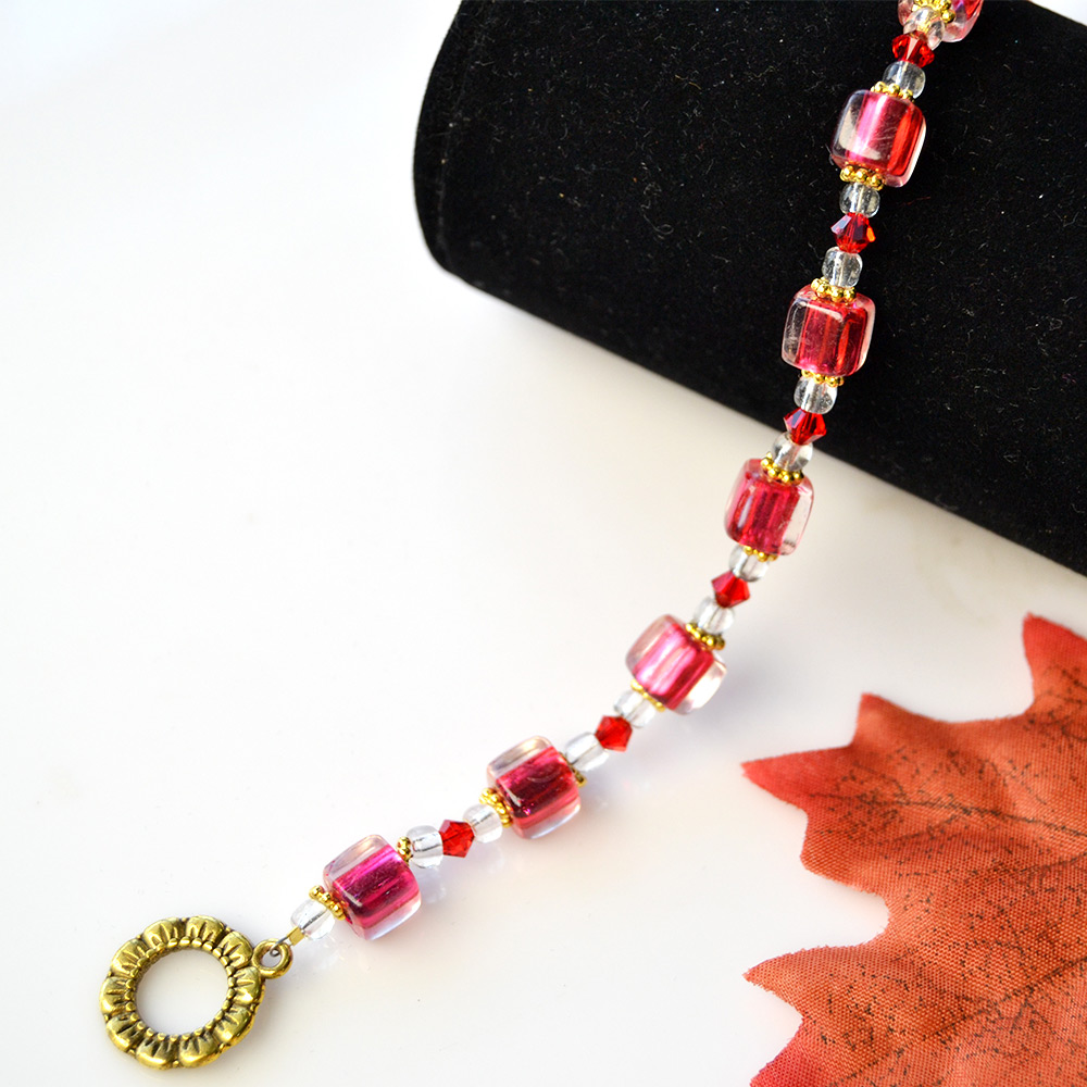 Браслет из прозрачных акриловых кубических бусин-4