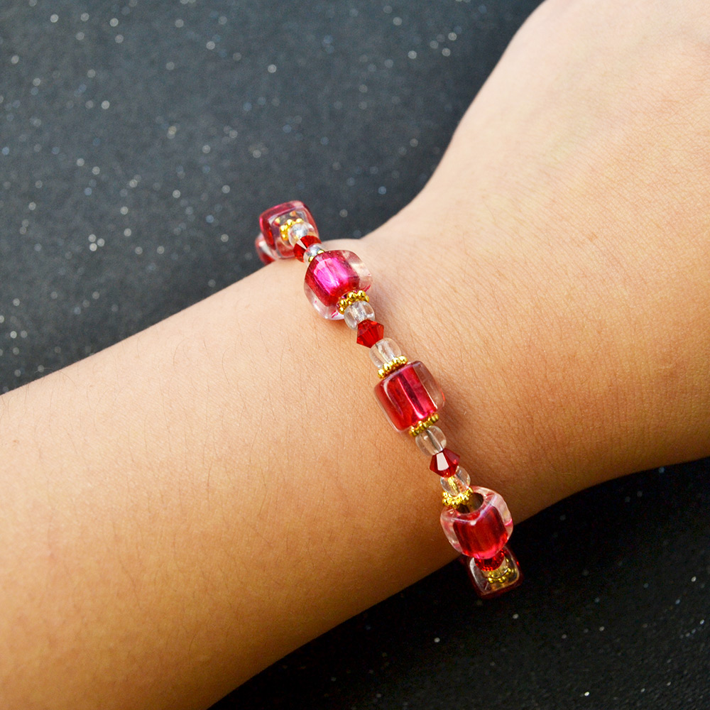 Браслет из прозрачных акриловых кубических бусин-5