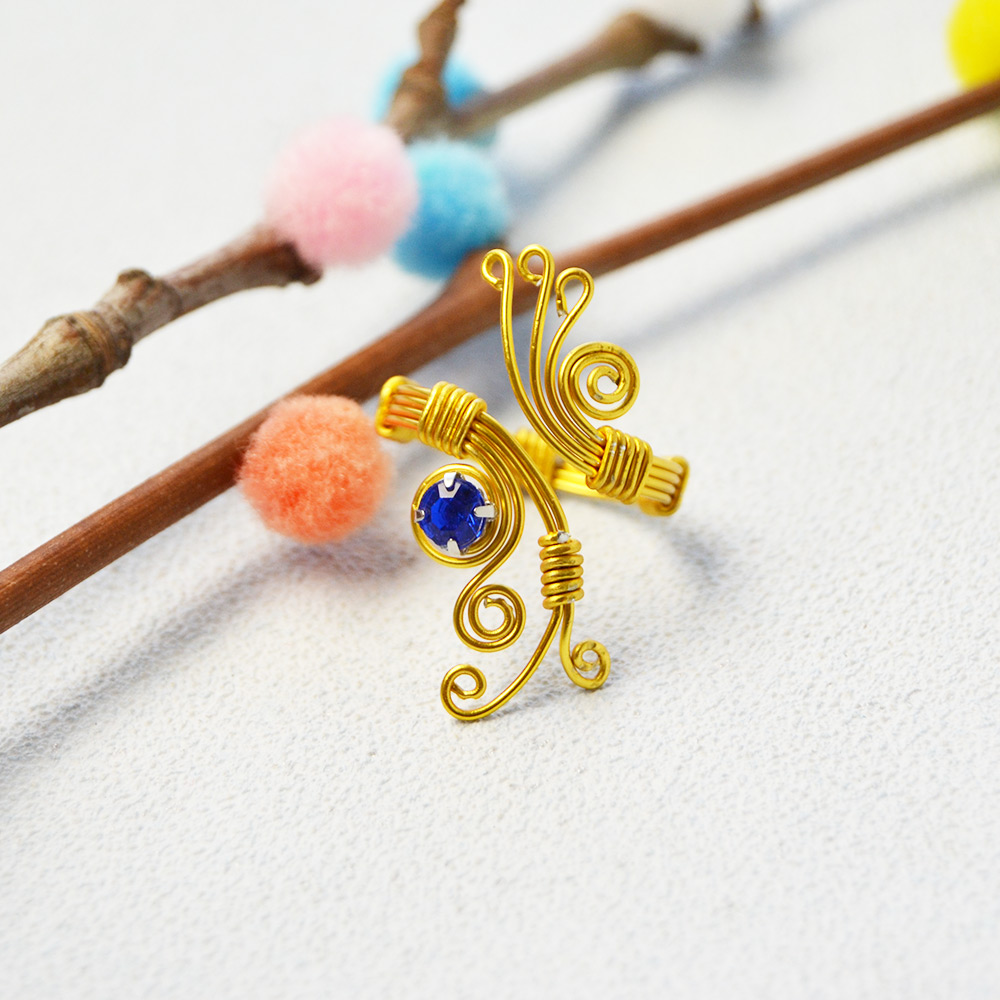Golddraht umwickelter Ring mit Strassperlen