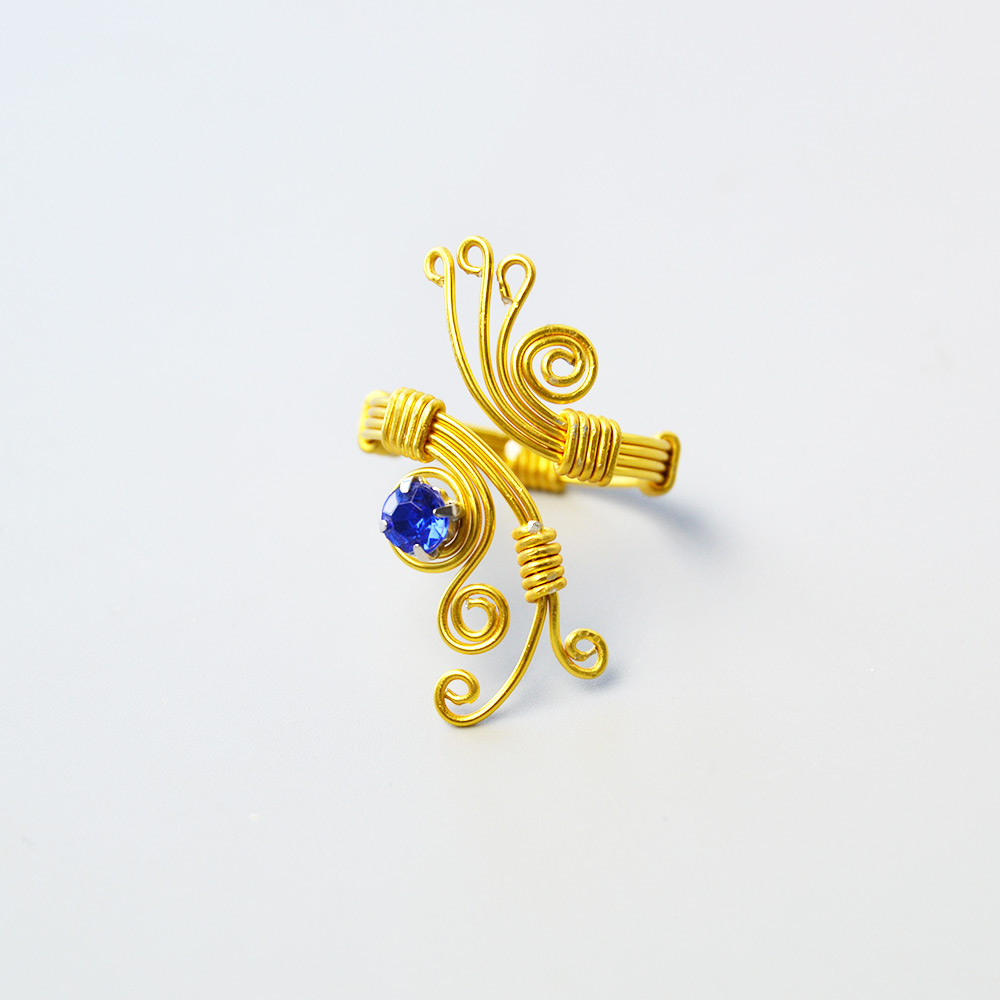 Golddraht umwickelter Ring mit Strassperlen