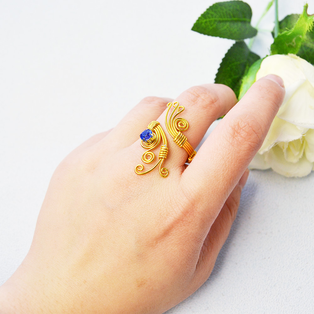 Golddraht umwickelter Ring mit Strassperlen