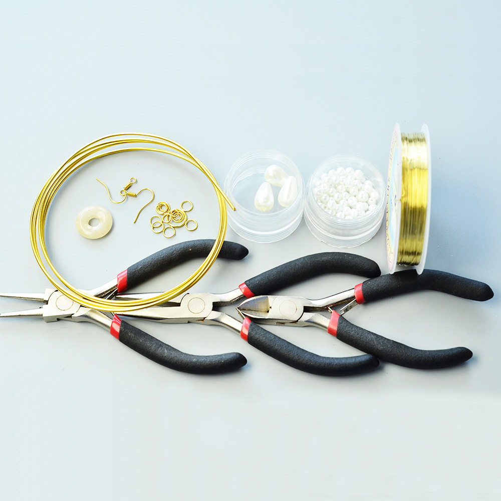 Круглые серьги в проволоке с драгоценными камнями