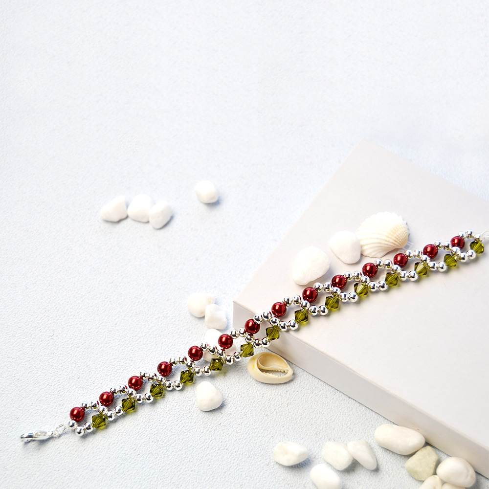 Рождественский браслет из жемчуга и стеклянных бусин-5