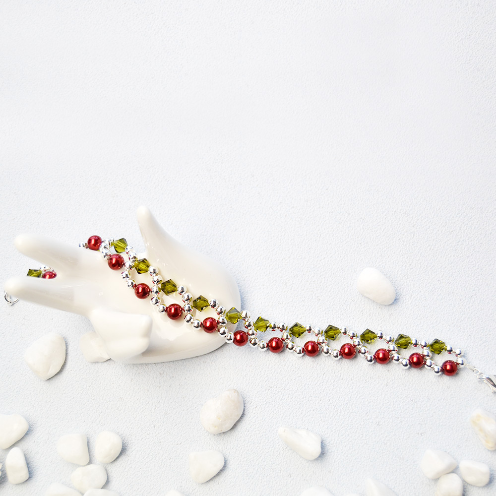 Рождественский браслет из жемчуга и стеклянных бусин-6