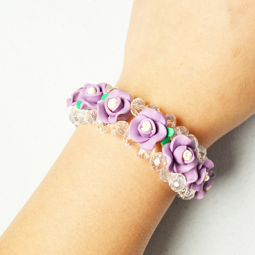 Браслет из полимерной глины с фиолетовыми цветами и хрустальными бусинами-4