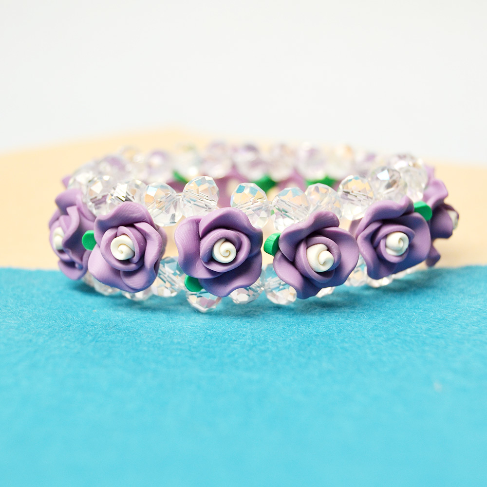 Браслет из полимерной глины с фиолетовыми цветами и хрустальными бусинами-6