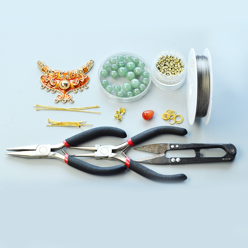 Ожерелье с подвеской из натуральных зеленых авантюриновых бусин и звеном люстры из сплава эмали-2