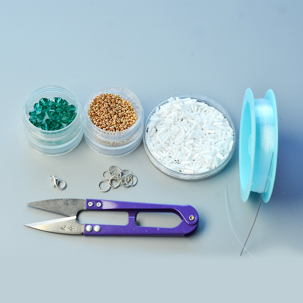 Широкий браслет из белых стеклянных бусин и зеленых двухконусных стеклянных бусин-2