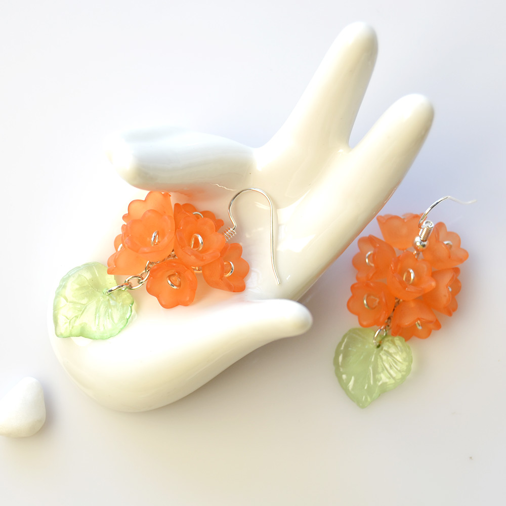 フラワーアクリルビーズクラスターイヤリング