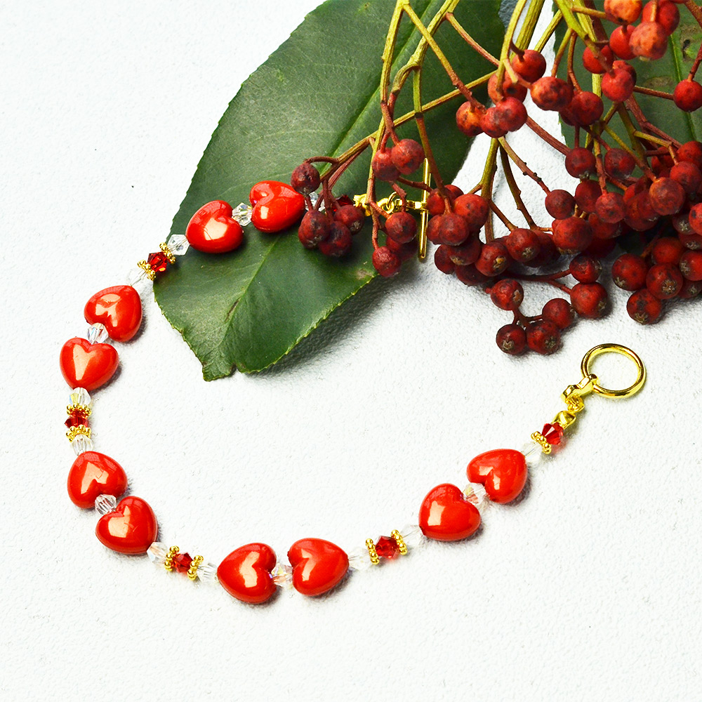 Herz-Armband aus Acrylperlen