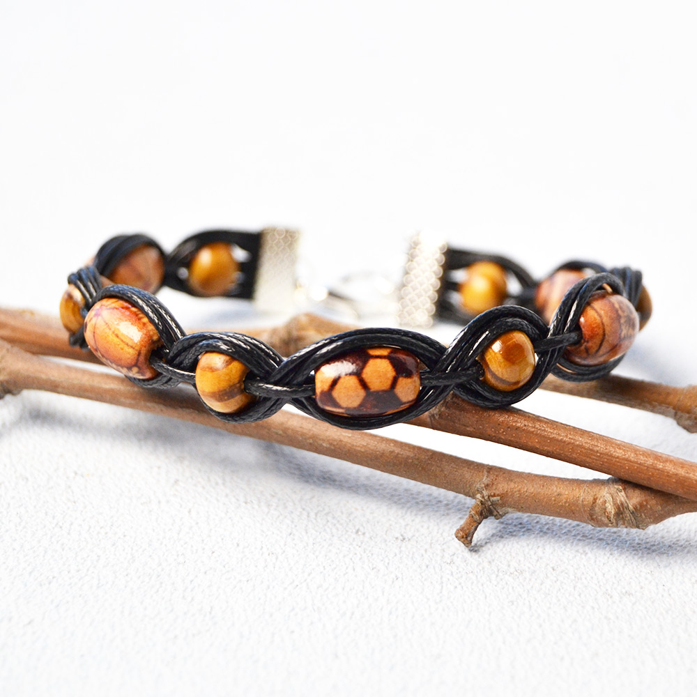 Geflochtenes Armband aus gewachsten Polyesterschnüren mit Holzperlen