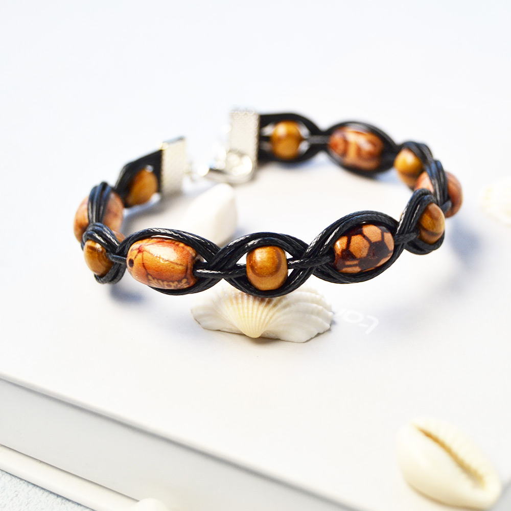 Geflochtenes Armband aus gewachsten Polyesterschnüren mit Holzperlen