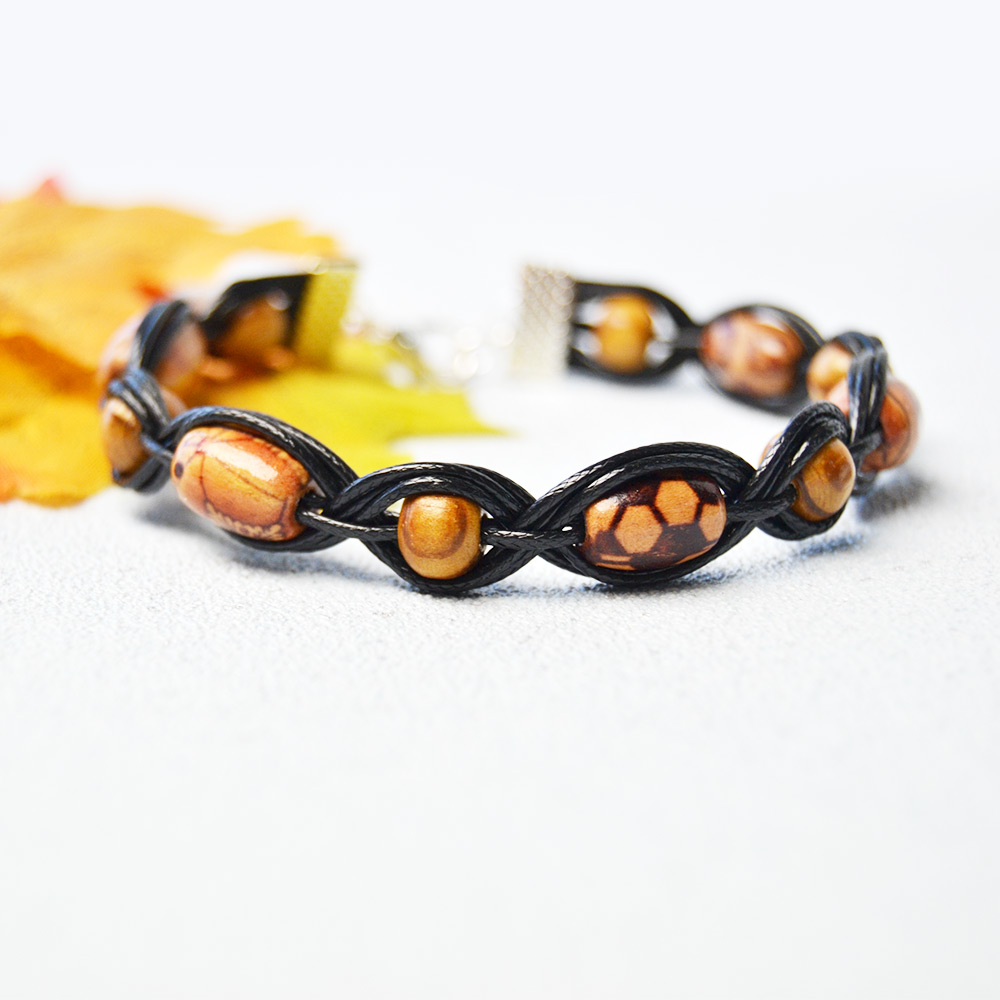 Geflochtenes Armband aus gewachsten Polyesterschnüren mit Holzperlen