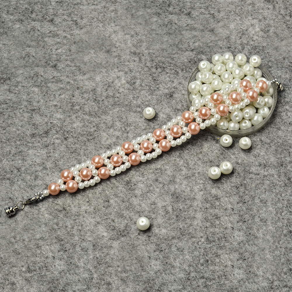 Zartes rosafarbenes Perlen-Sticharmband für die Hochzeit