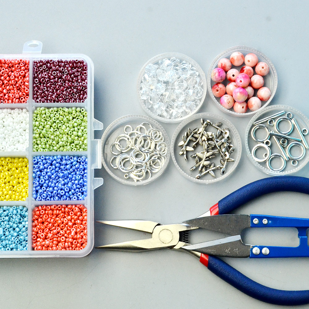 Розовый цветочный браслет с разноцветными бусинами-2