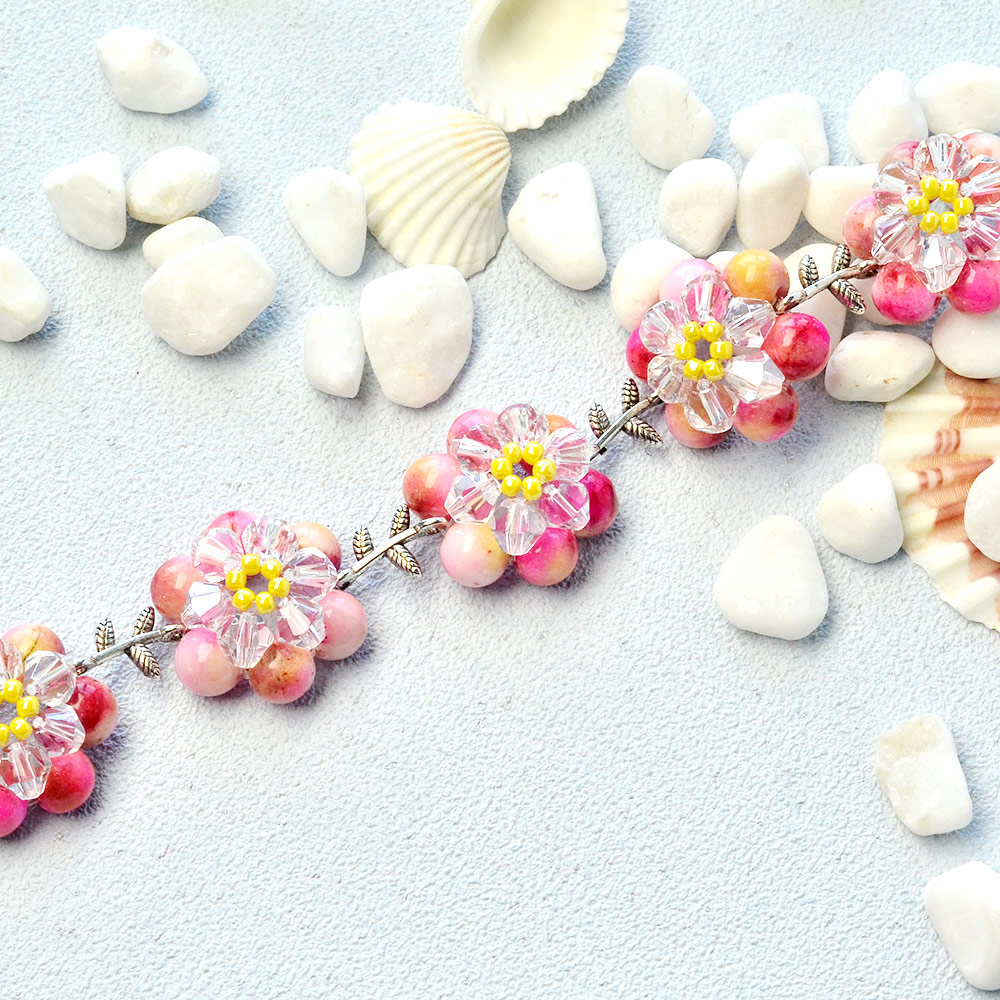 Розовый цветочный браслет с разноцветными бусинами-6