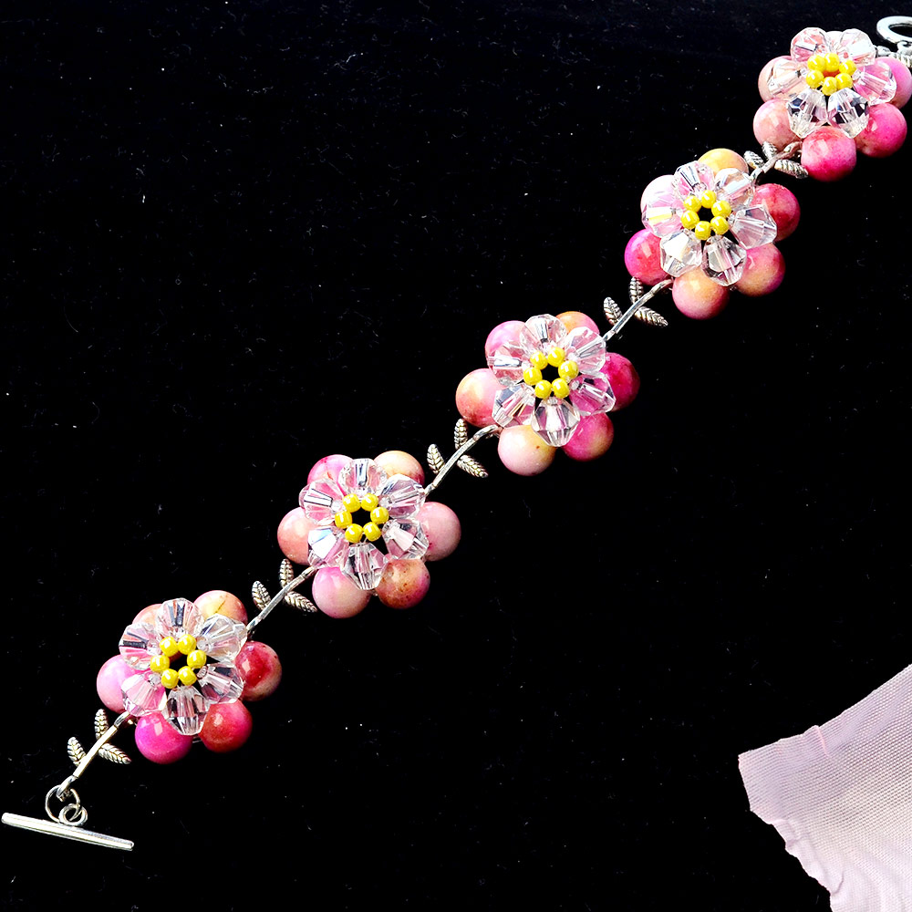 Розовый цветочный браслет с разноцветными бусинами-7