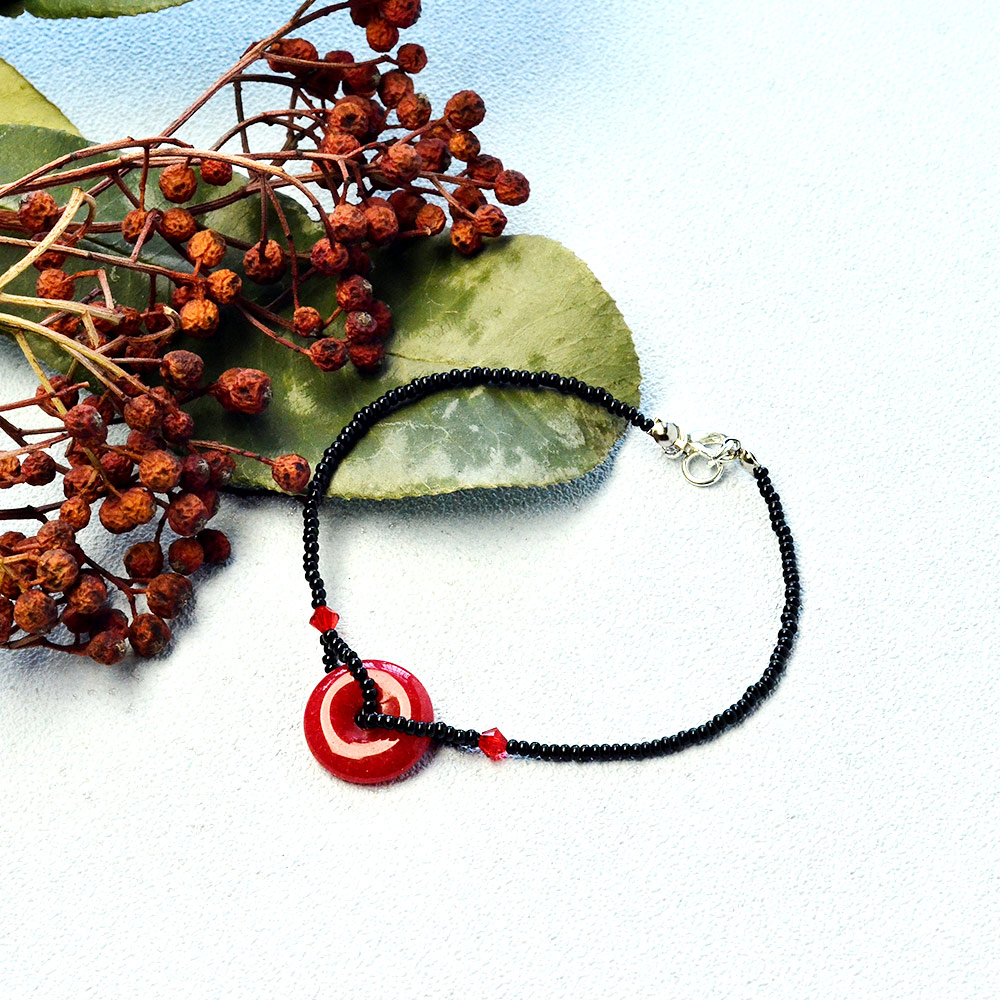 Friedensschnallenarmband mit schwarzen Saatperlen