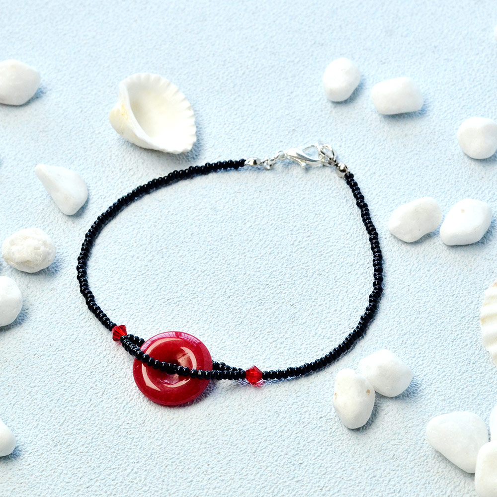 Friedensschnallenarmband mit schwarzen Saatperlen