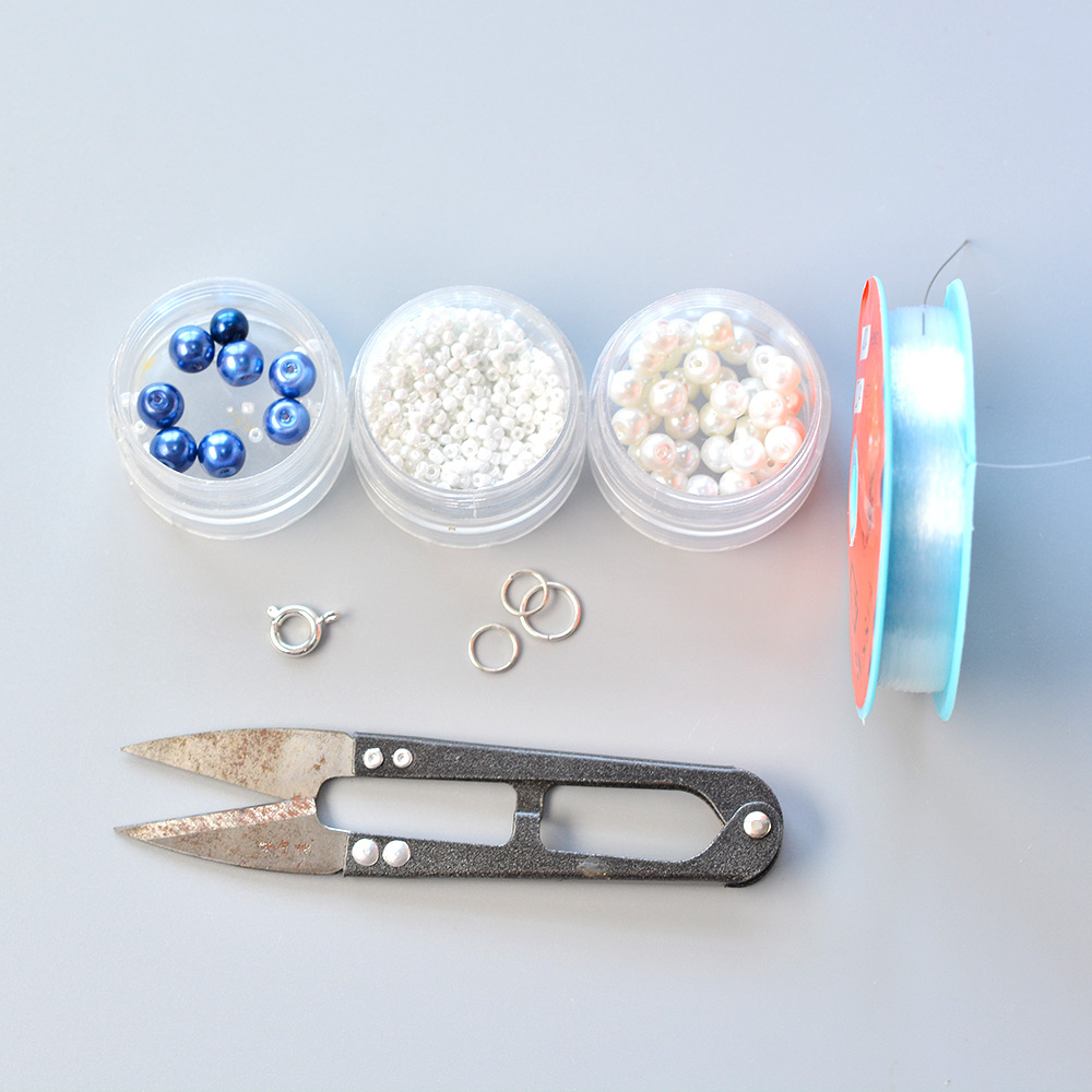 Красивое колье с синими и белыми бусинами-2