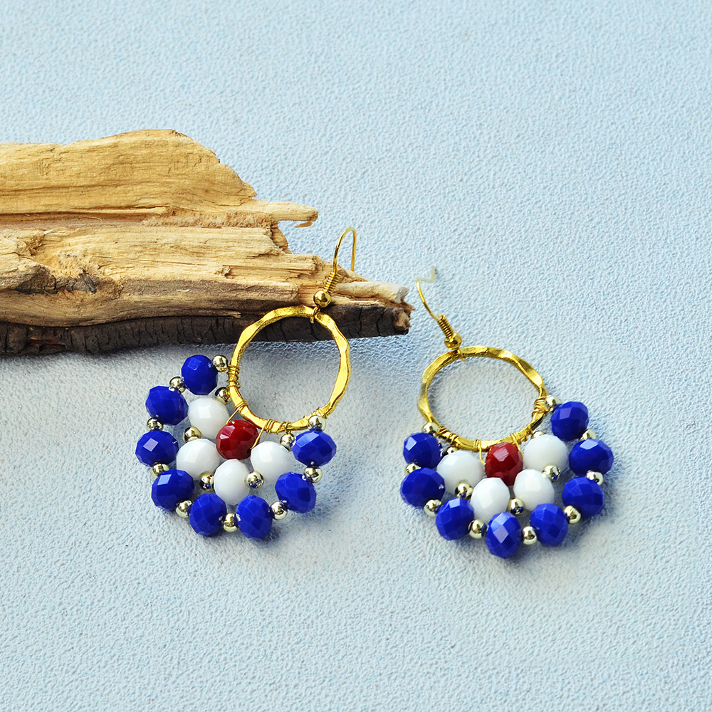 Красивые серьги-секторы с бусинами