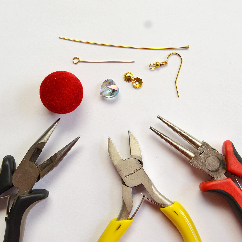 Красные серьги с помпонами-2