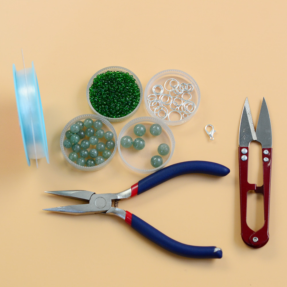 Светло-зеленое колье с драгоценными камнями