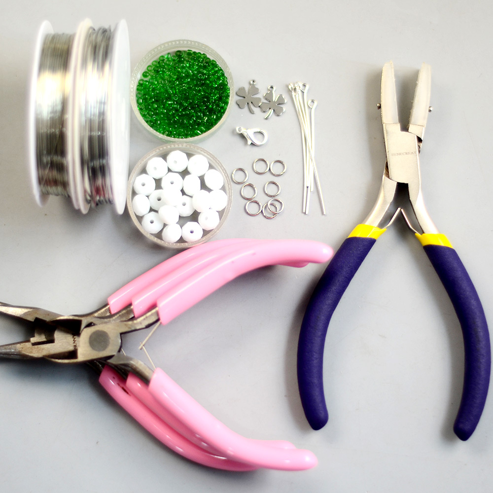 Weißes und grünes Perlenarmband