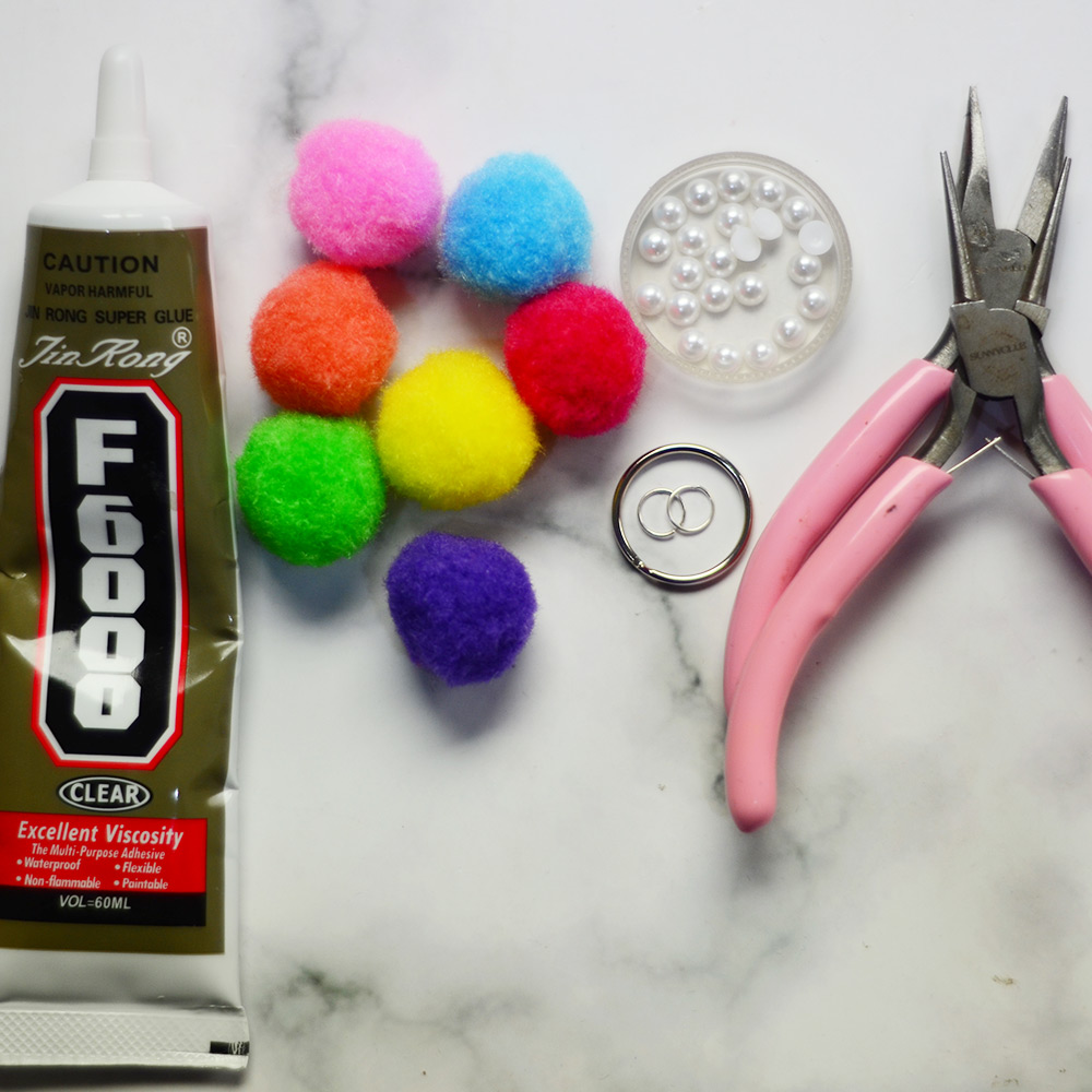 Красочный брелок с помпоном-2