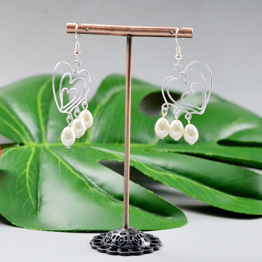 Серьги из проволоки в форме сердечек