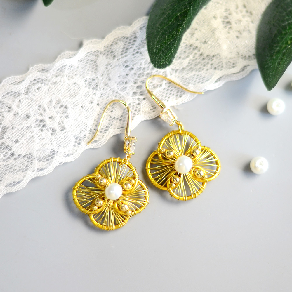 Goldene, mit Draht umwickelte Blumenohrringe