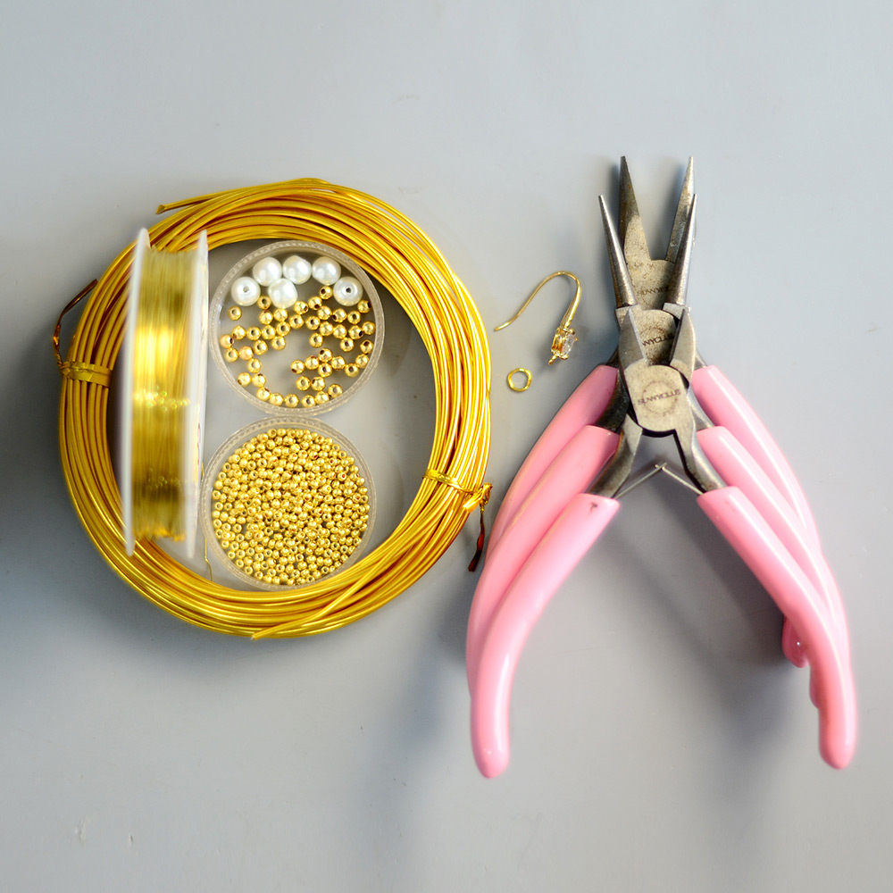 Goldene, mit Draht umwickelte Blumenohrringe