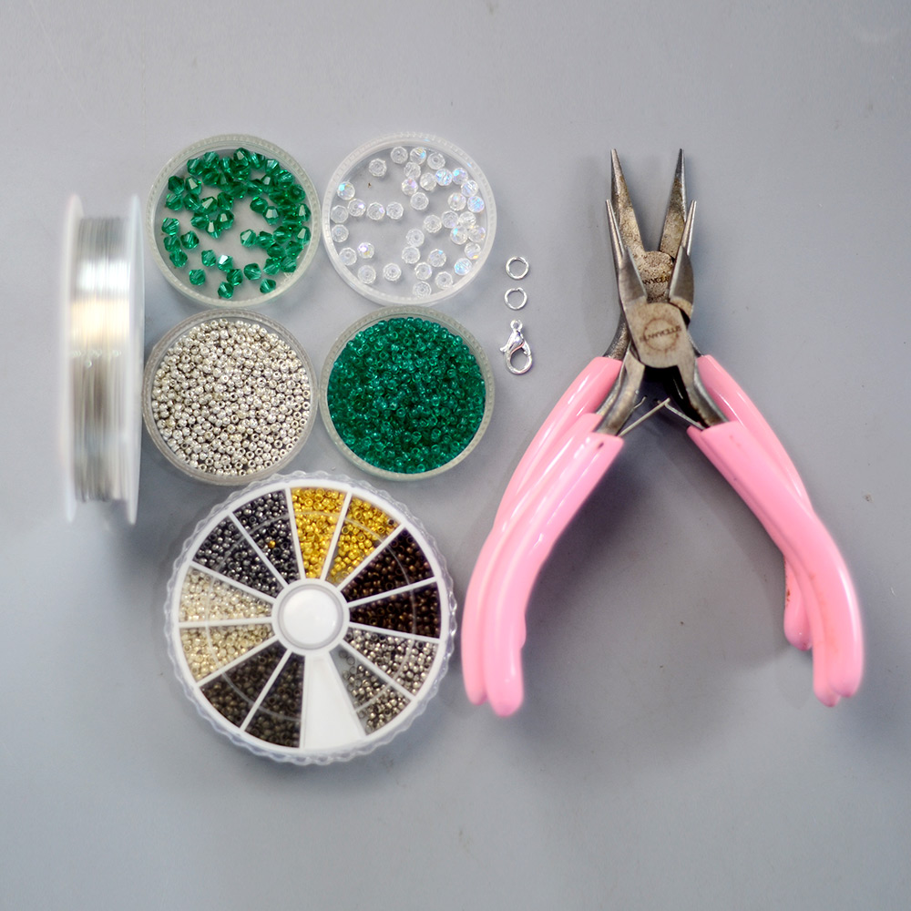 Простой браслет из проволоки с бусинами-2