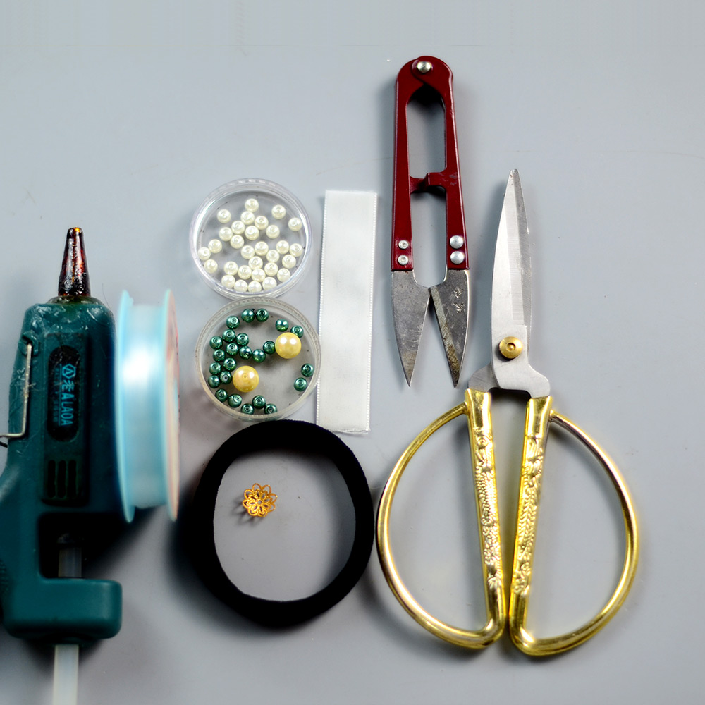 Резинка для волос с жемчугом и бантиком из ленты-2