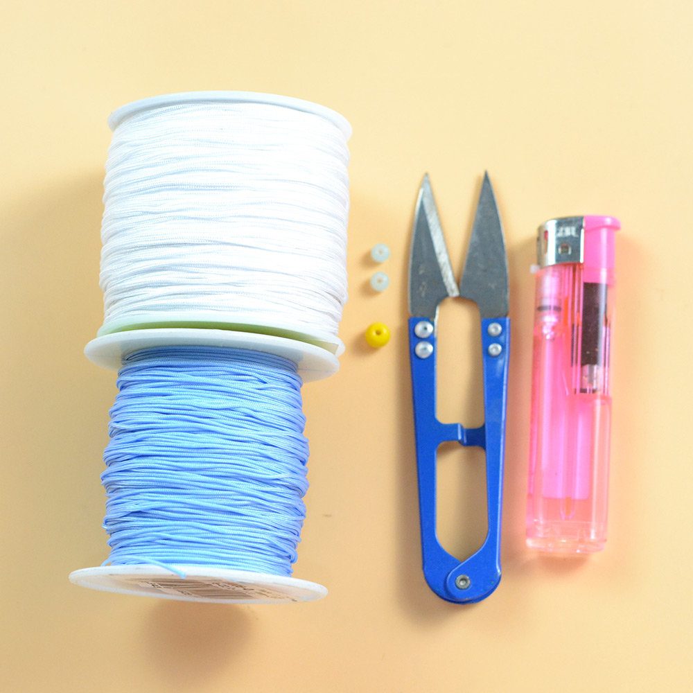 Плетеный браслет в виде ромашки