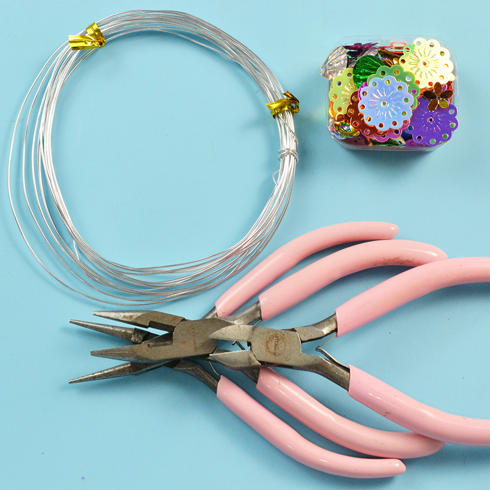 Браслет из проволоки с эффектом памяти и пайетками-2