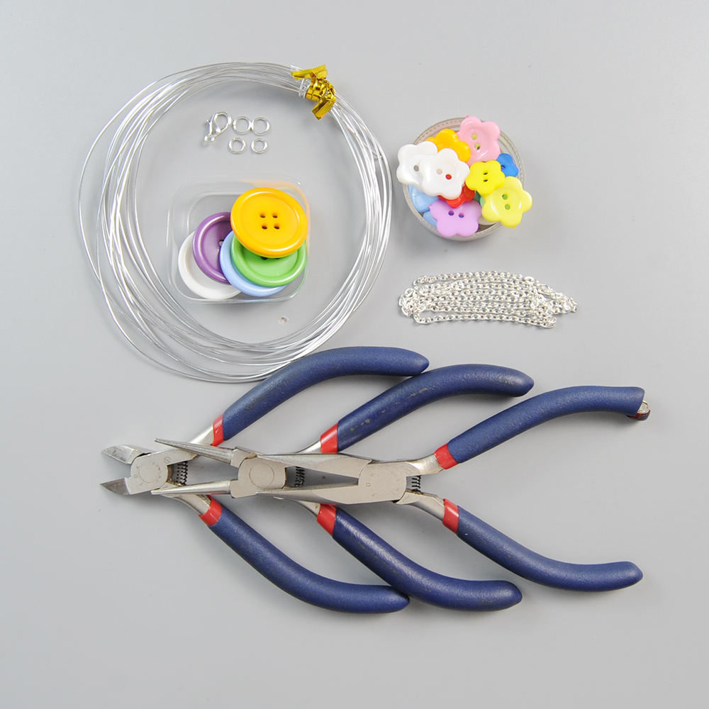 Колье с разноцветными пуговицами-2