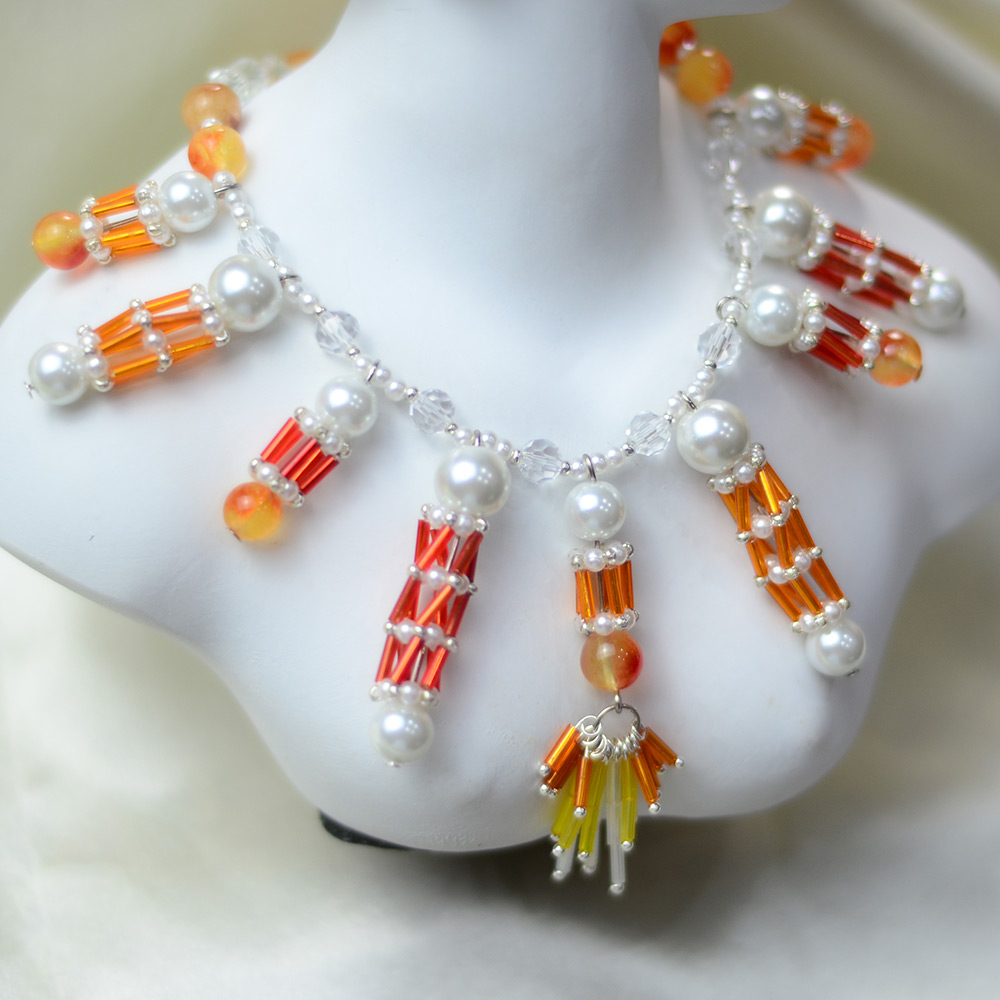 Колье с агатовыми стеклярусами и свисающими бусинами-1