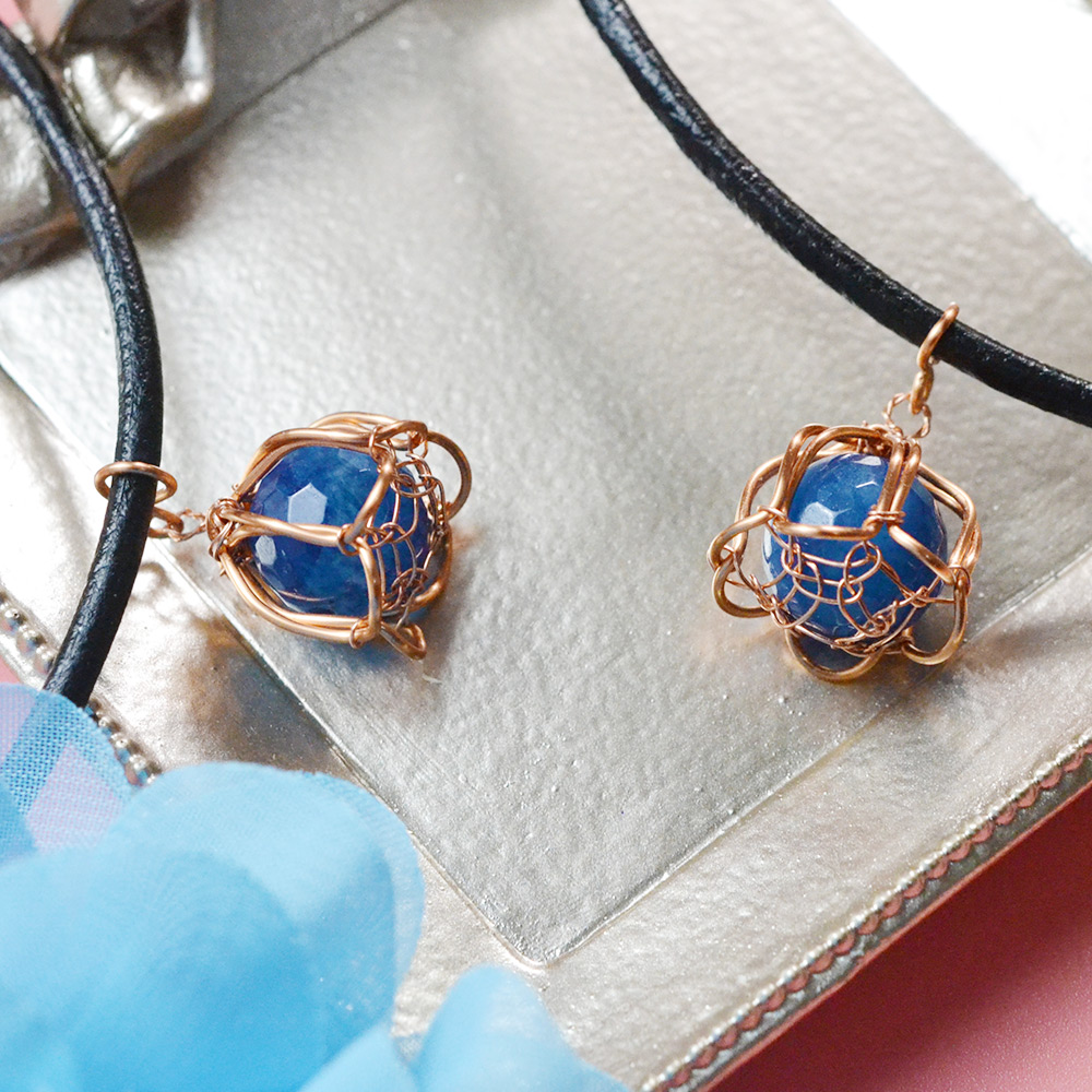 Колье в виде лилии из проволоки-1