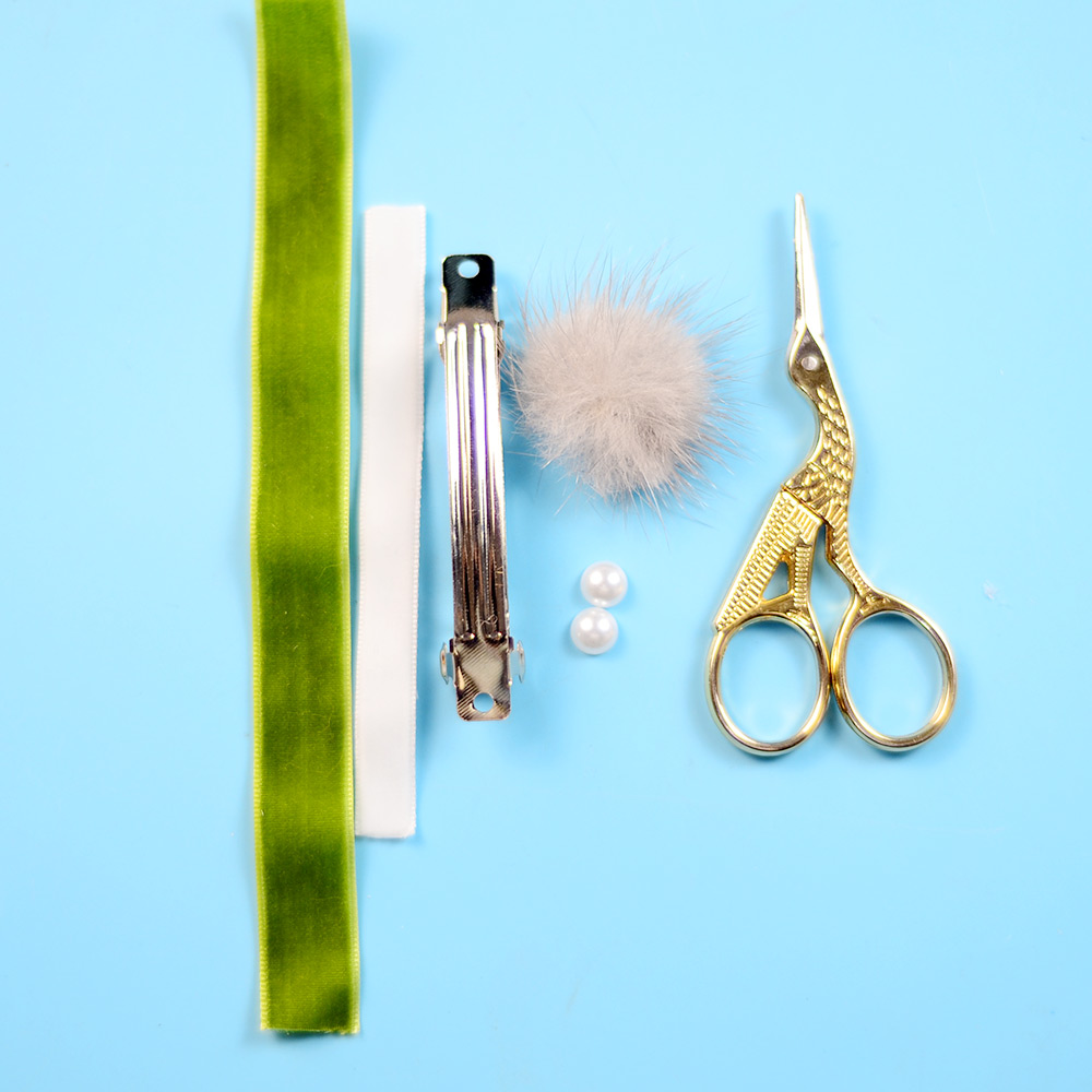 Заколка для волос из ленты с шариками-помпонами-2