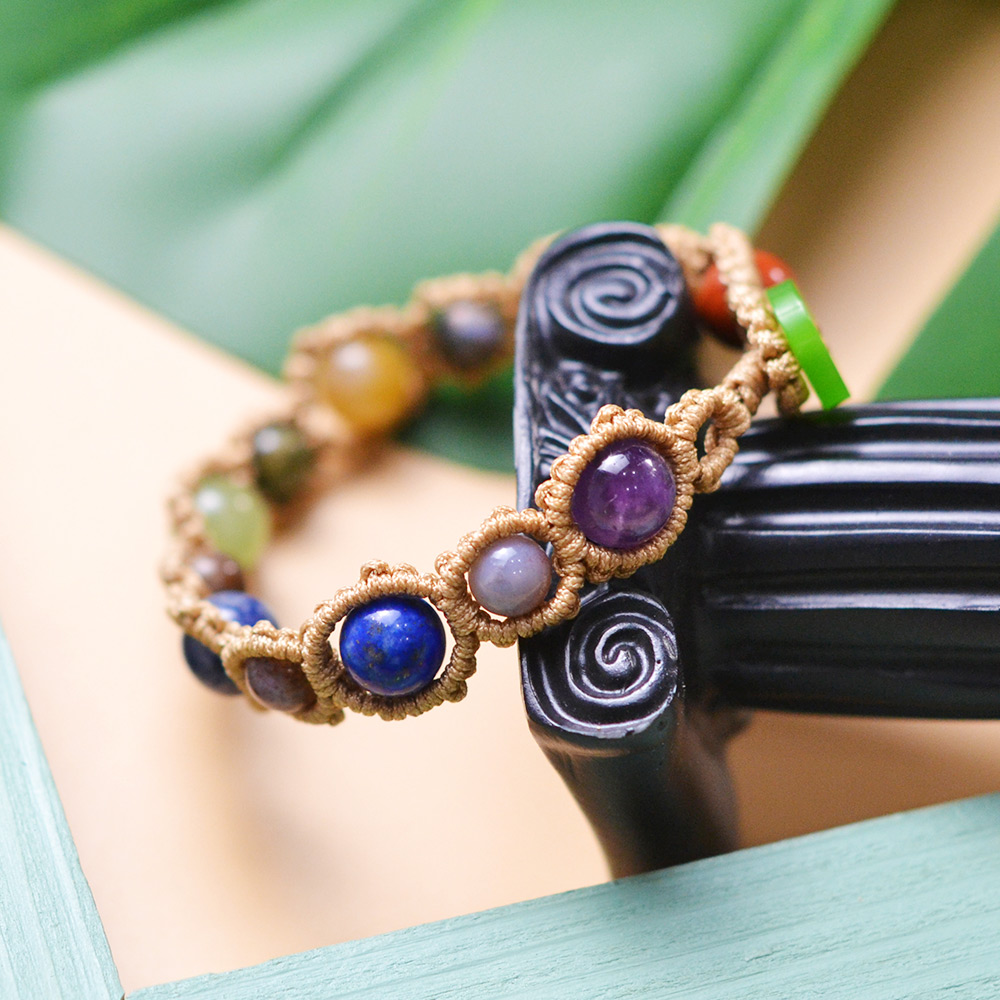 Geflochtenes Armband mit verschiedenen Edelsteinen