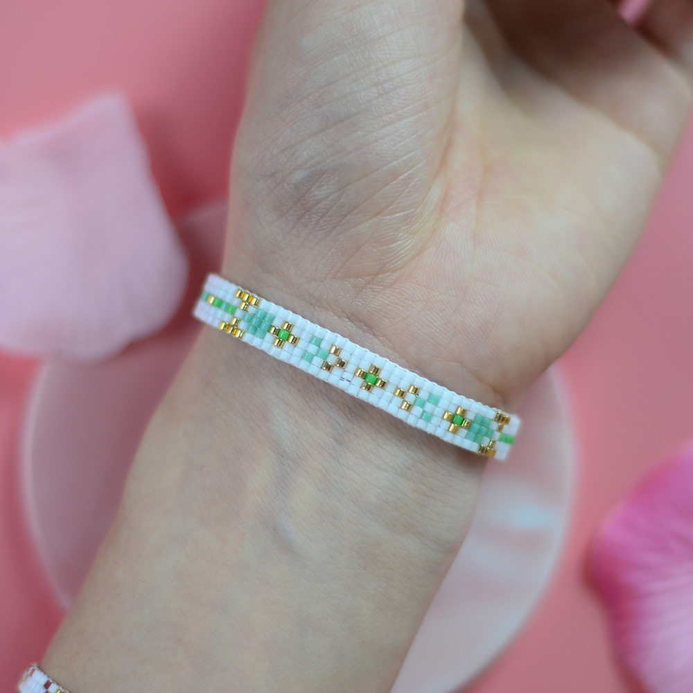 Leichtes frühlingsgrünes Perlenarmband