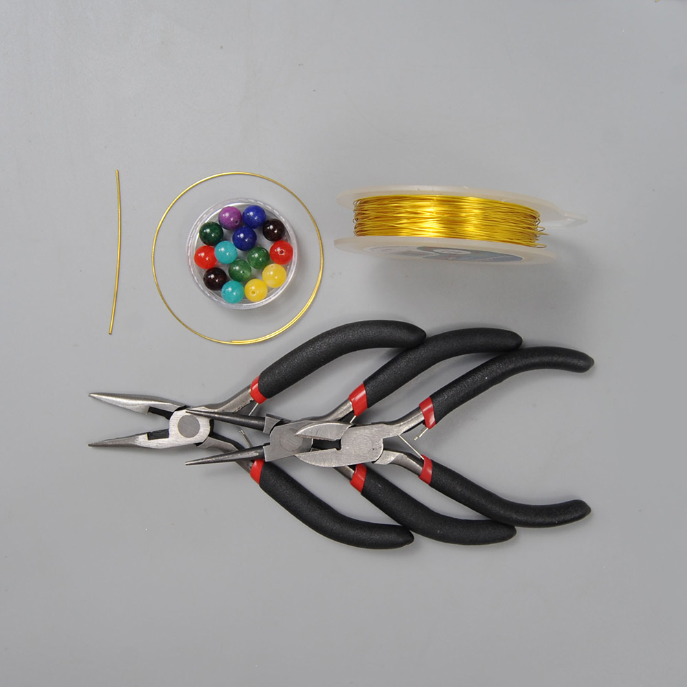 Браслет с драгоценными камнями разных цветов