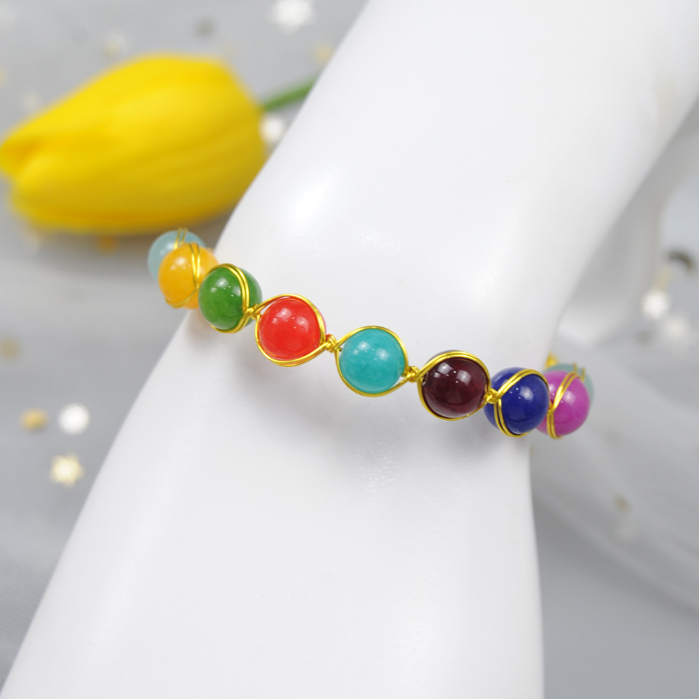 Браслет с драгоценными камнями разных цветов