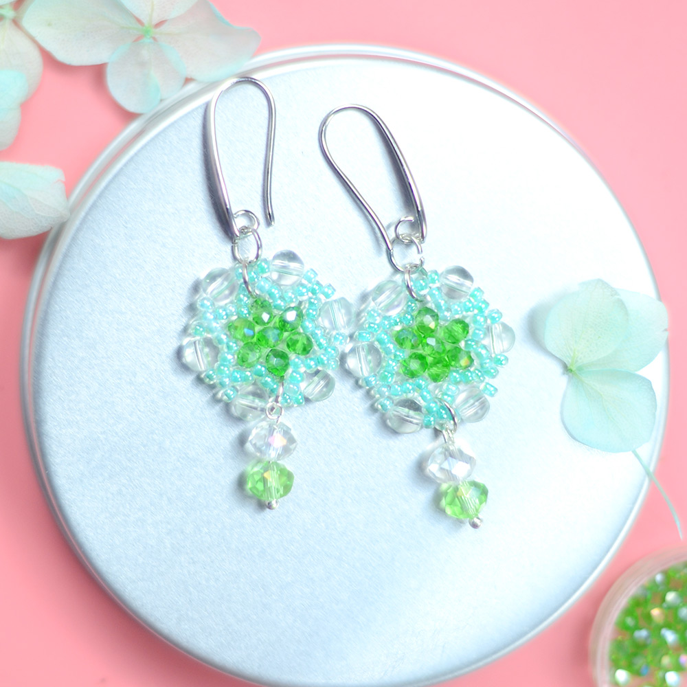 Блестящие серьги зеленого цвета с кристаллами-8