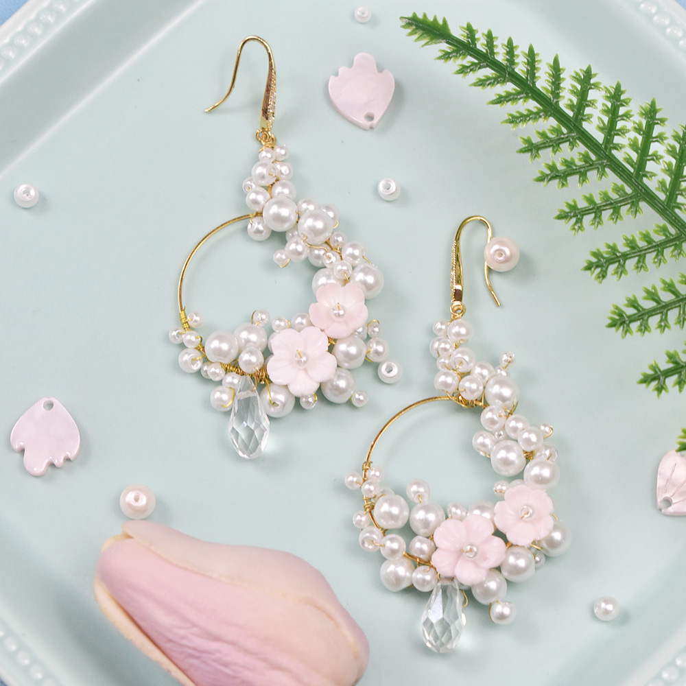 お花をあしらった繊細なパールのイヤリング