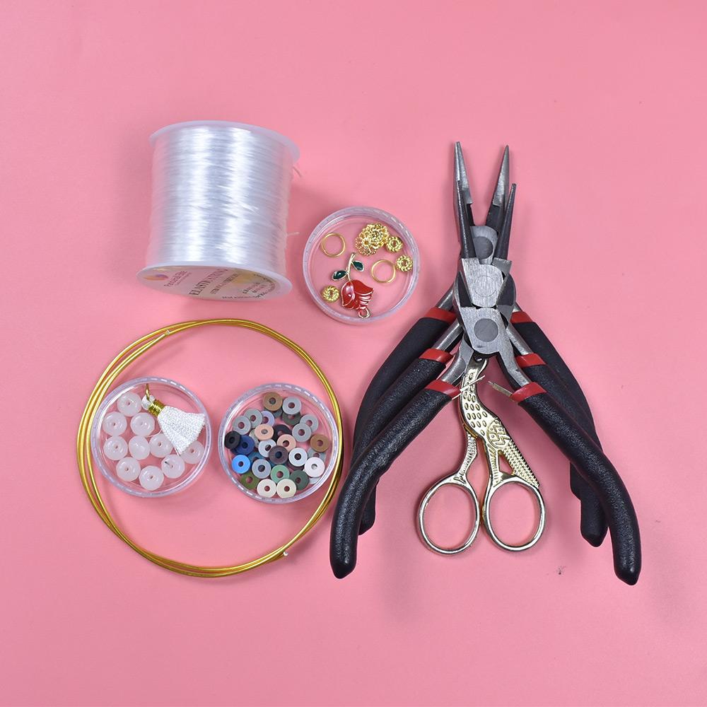 Мульти-браслет из глиняных бусин с подвесками-6