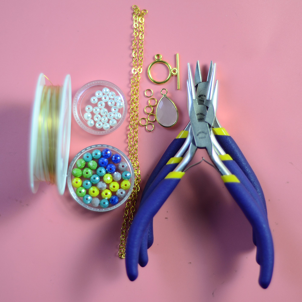 Bunte Perlenkette mit Blumenmuster