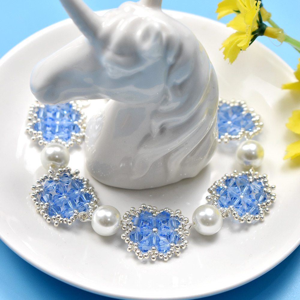 Blaues Perlenarmband mit Blumenmuster